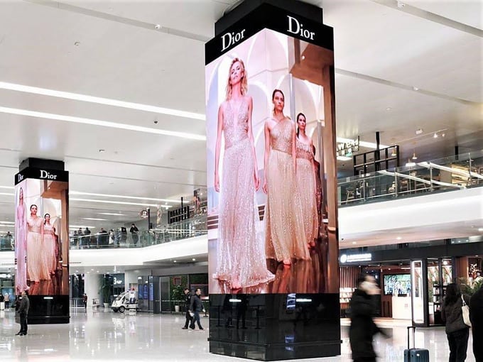 LED ekran — savdo markazi ustunlaridagi ekranlar