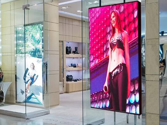 LED ekran — vitrinadagi tik ekran